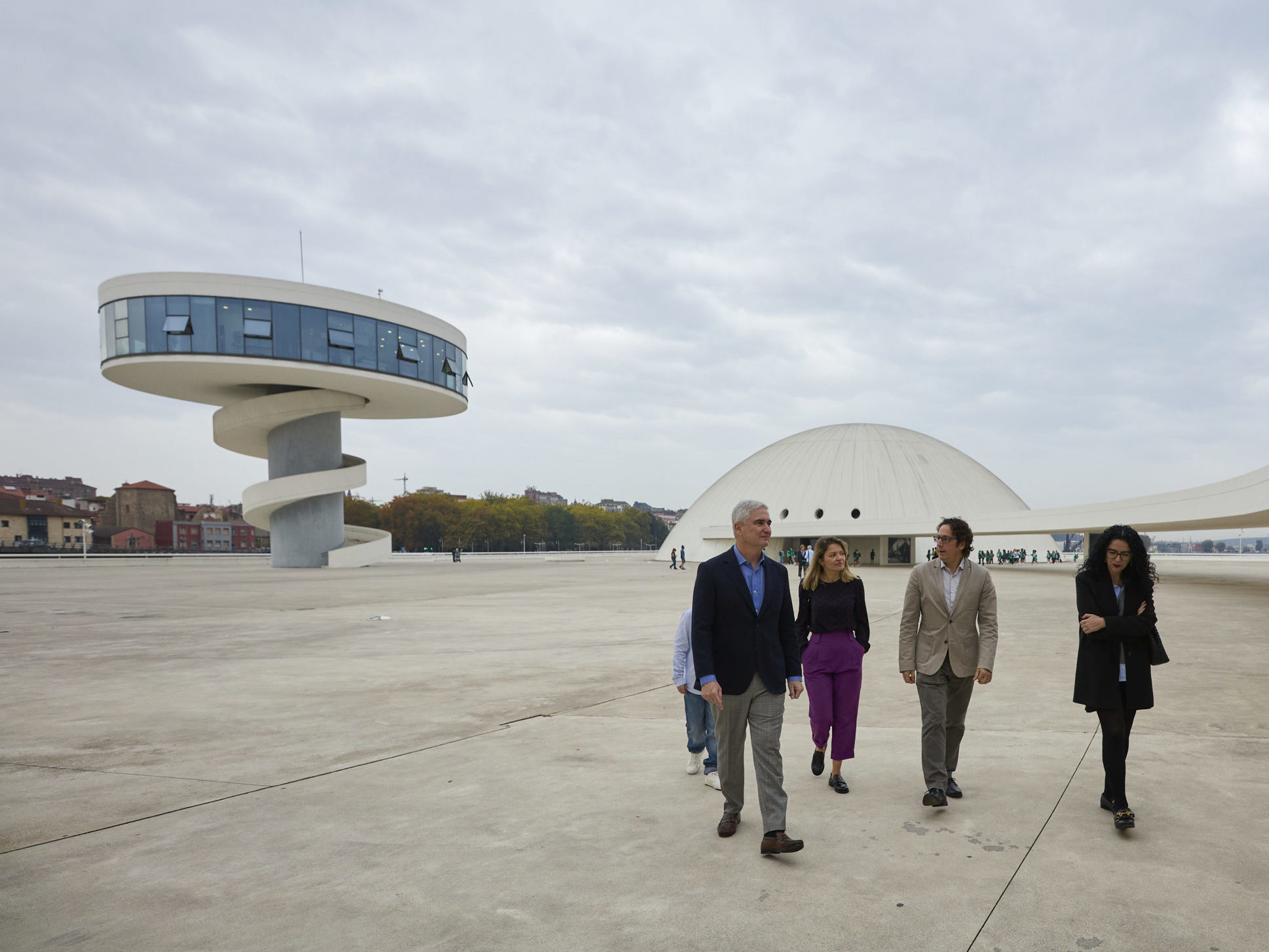 El Centro Niemeyer recibe al embajador de Brasil en España