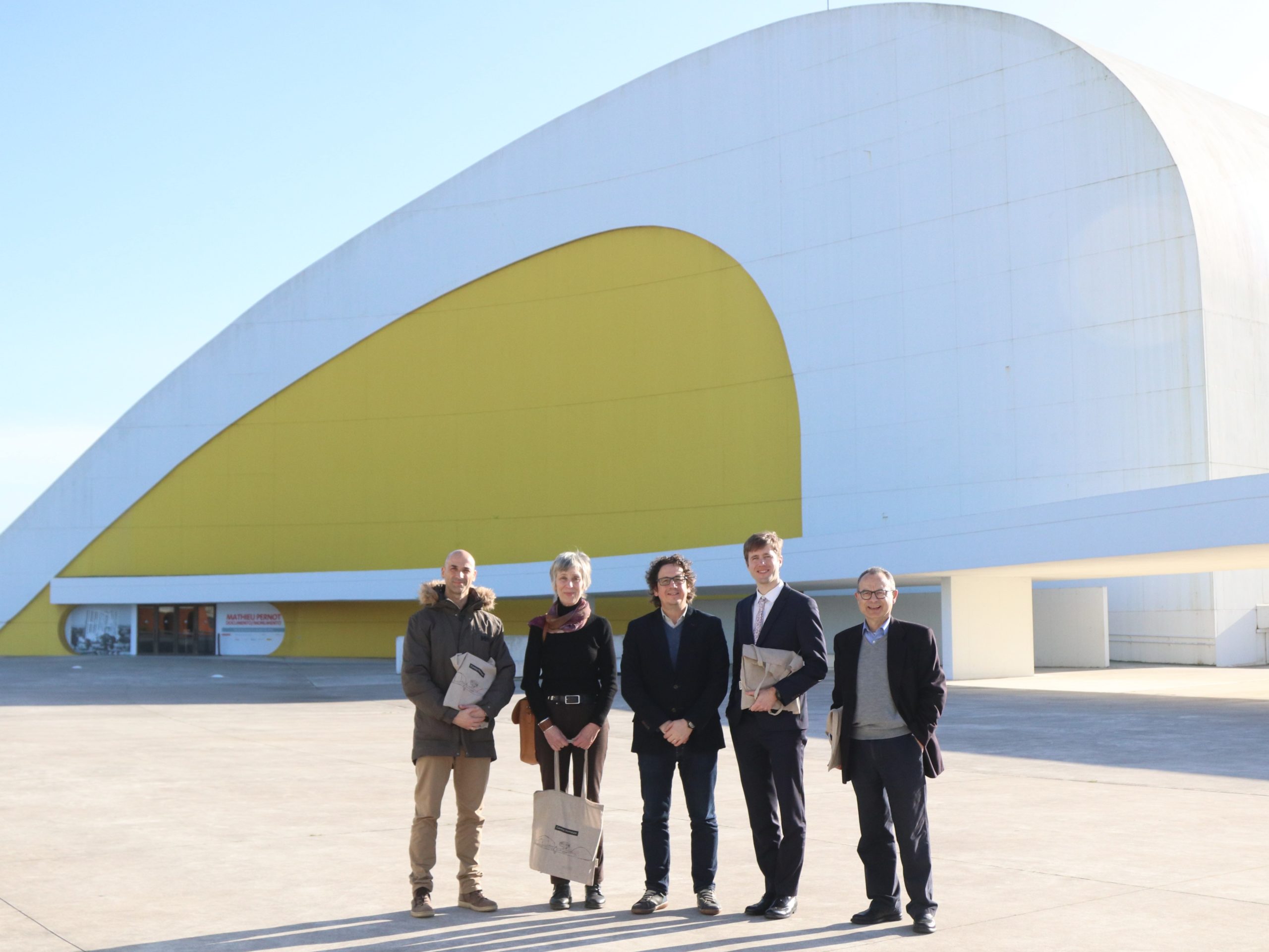 Una delegación diplomática belga visita el Centro Niemeyer